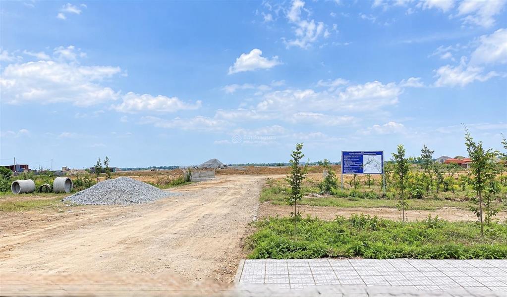 Đất kqh bầu được cạnh nhà văn hoá. gần trục tố hữu về sân bay đang khởi công. cách võ trác 50m