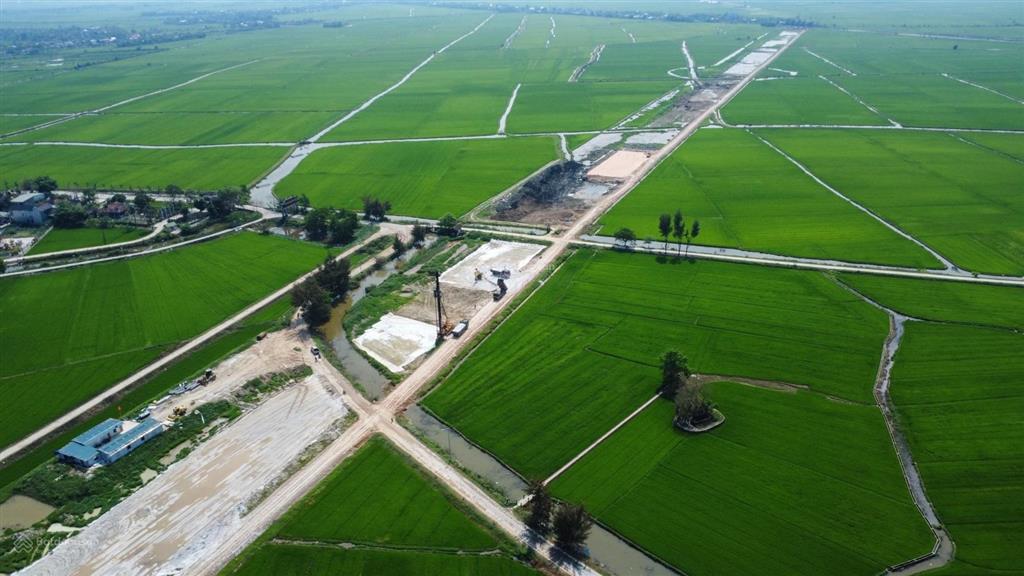 Đất kqh bầu được cạnh nhà văn hoá. gần trục tố hữu về sân bay đang khởi công. cách võ trác 50m
