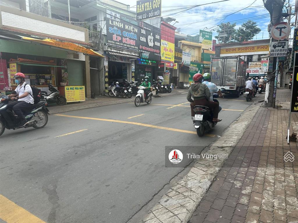 Mặt tiền kinh doanh đình phong phú, sầm uất 8x25m=200m2, đang cho thuê 35 triệu/tháng. giá 16 tỷ