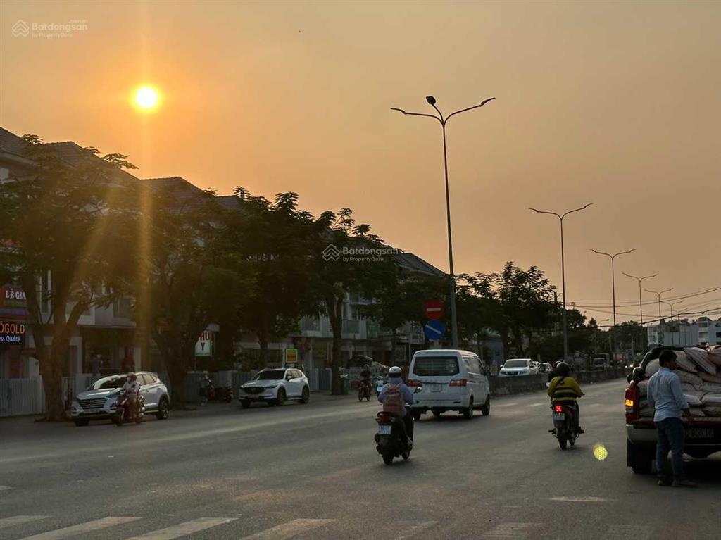 Góc 2 mặt tiền liên phường trục chính các dự án 20x20m = 400m2 gần global city.