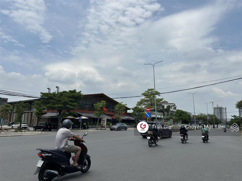 Góc 2 mặt tiền liên phường trục chính các dự án 20x20m = 400m2 gần global city.
