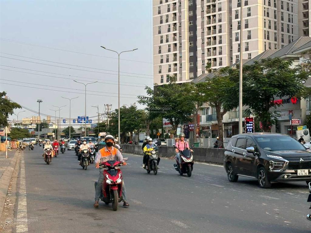 Góc 2 mặt tiền liên phường trục chính các dự án 20x20m = 400m2 gần global city.