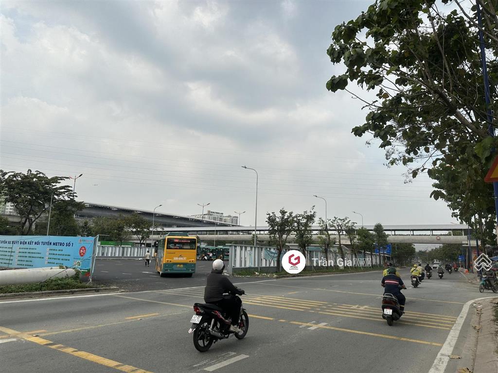 Bán nhà mặt tiền song hành xa lộ, ngay ga metro số 1, dt 35x25m=820m² công nhận. giá 82 tỷ tl