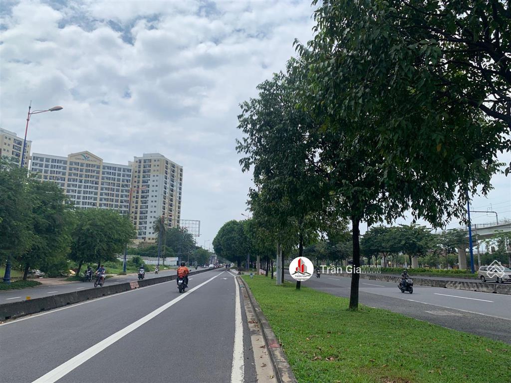 Bán nhà mặt tiền song hành xa lộ, ngay ga metro số 1, dt 35x25m=820m² công nhận. giá 82 tỷ tl