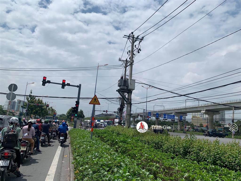 Bán nhà mặt tiền song hành xa lộ, ngay ga metro số 1, dt 35x25m=820m² công nhận. giá 82 tỷ tl