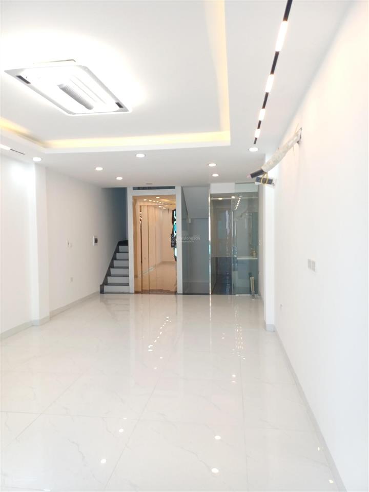 Chính chủ cần bán nhà 45m2 mới tinh vừa xây vị trí đẹp, thang máy, đường nguyễn văn trỗi, hà đông