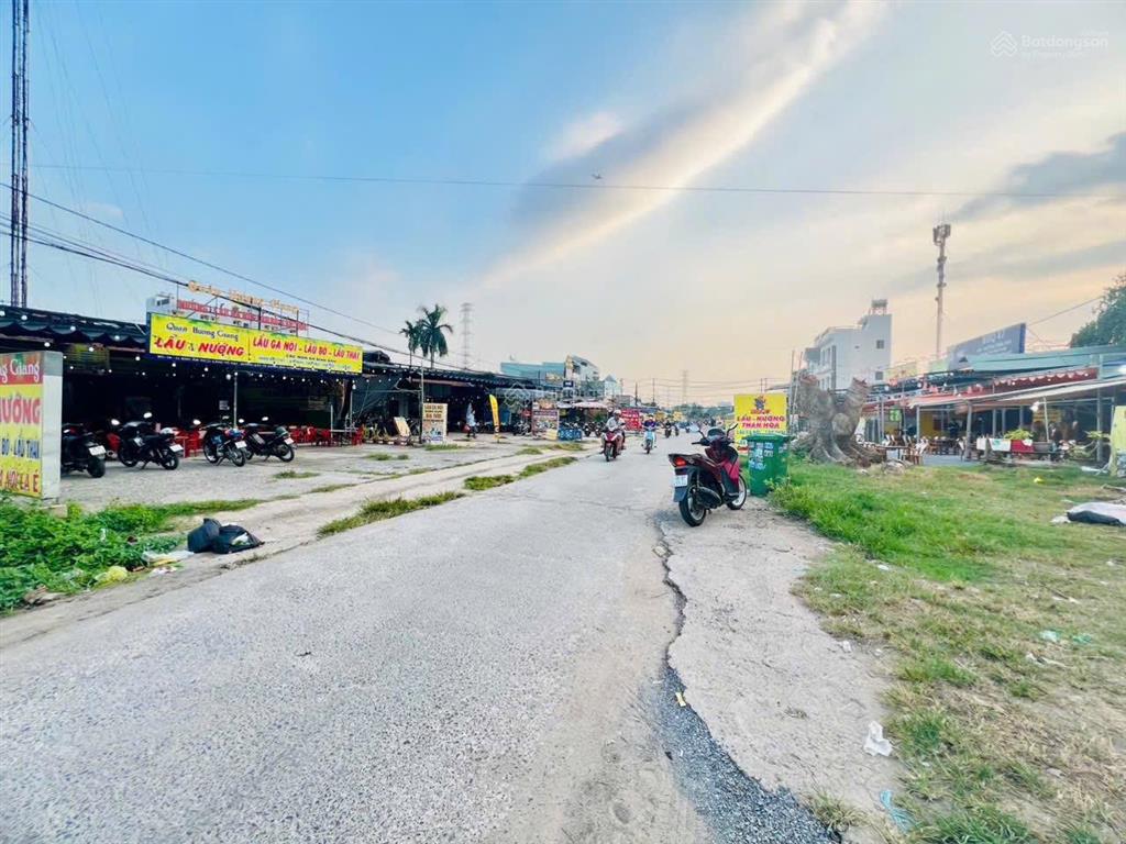 Tôi cần bán lô đất mặt tiền đường ống nước nằm ngay trung tâm ký túc làng đại học quốc gia dĩ an