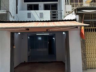 Cho thuê nhà mặt phố 99 lạc long quân, giá tốt 17 triệu, 73.5m2, 2pn, 1vs