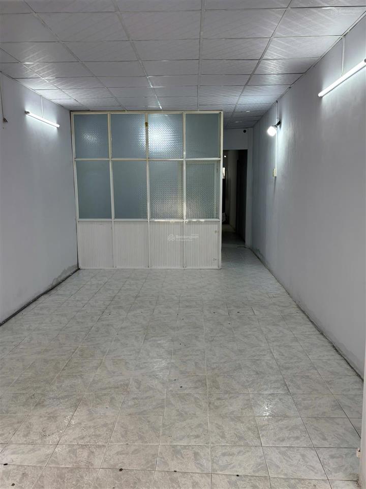 Cho thuê nhà mặt phố 99 lạc long quân, giá tốt 17 triệu, 73.5m2, 2pn, 1vs