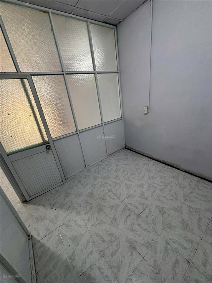 Cho thuê nhà mặt phố 99 lạc long quân, giá tốt 17 triệu, 73.5m2, 2pn, 1vs