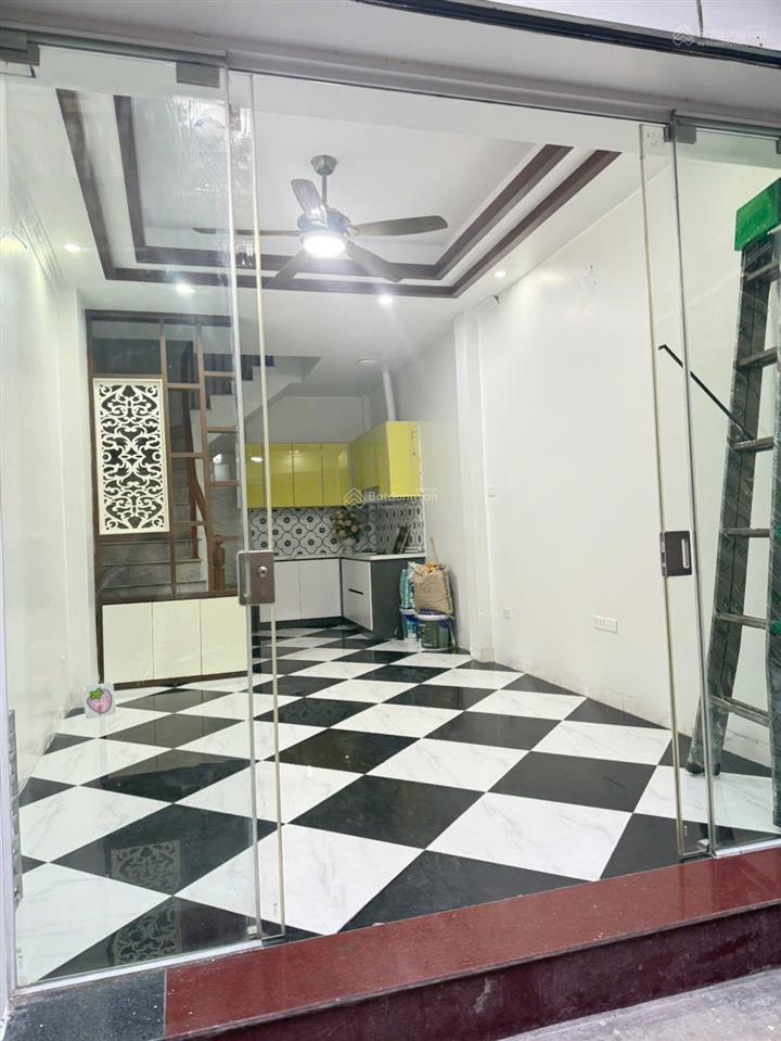 Nhà 30,3m2. 5 tầng full nội thất ô tô đỗ cửa gần đô thị, tttm e.one, trường, chợ. đầy đủ