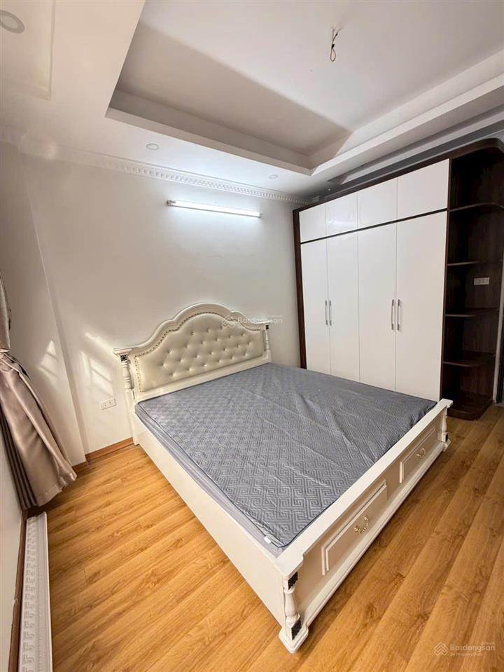 Nhà 30,3m2. 5 tầng full nội thất ô tô đỗ cửa gần đô thị, tttm e.one, trường, chợ. đầy đủ