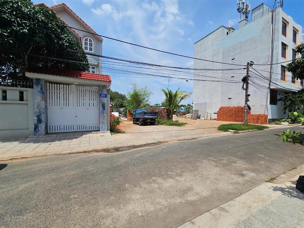 Bán đất biển khu kiến tạo, cách bãi sau 300m, hướng đông nam, 8x28m, 23.2 tỷ