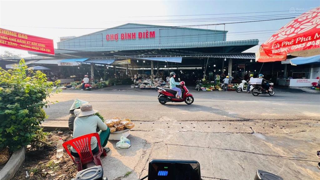  bán đất đối diện cổng chợ phú hoà
cách chợ đúng 20m. bước mấy bước chân là ra đến chợ