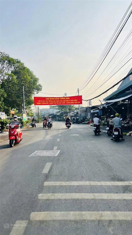 Hót hót bán đất đối diện cổng chợ phú hoà
cách chợ đúng 20m.bước mấy bước chân là ra đến chợ
