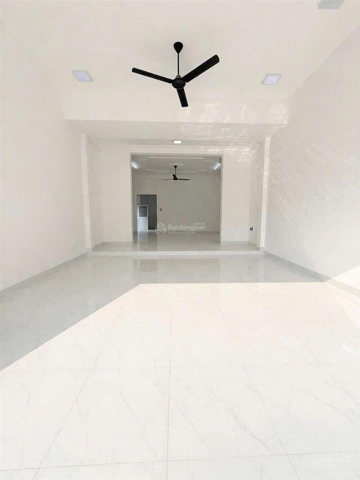 Bán nhà mặt tiền 6x30 ngay ngã tư lê hồng phong phú lợi