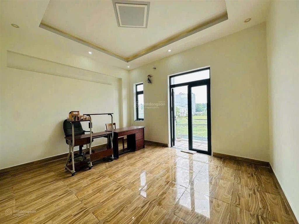 Nhà 2 lầu phú lợi  đường nhựa 6m thông diện tích 5x22 tổng 110m ( thổ cư 90 m )
giá 4 tỉ 7 