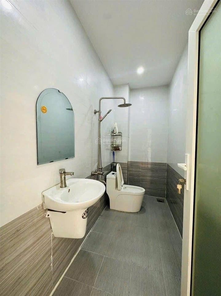 Nhà 2 lầu phú lợi  đường nhựa 6m thông diện tích 5x22 tổng 110m ( thổ cư 90 m )
giá 4 tỉ 7 