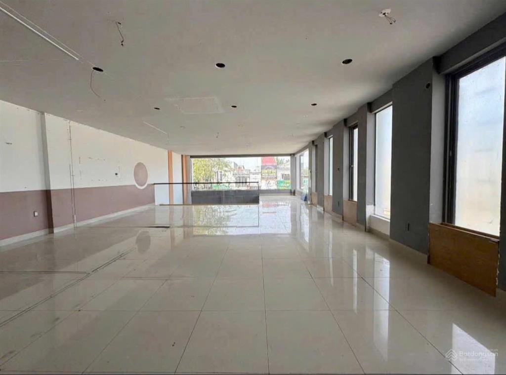 Hạ giá bán gấp nhà căn góc cách mạng tháng tám kd đa nghành nghề