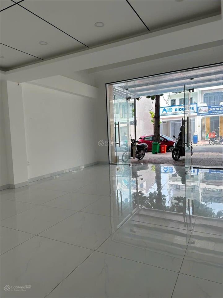 Cho thuê nhà 7pn 5wc có thang máy mặt tiền hoàng hoa thám phú lợi