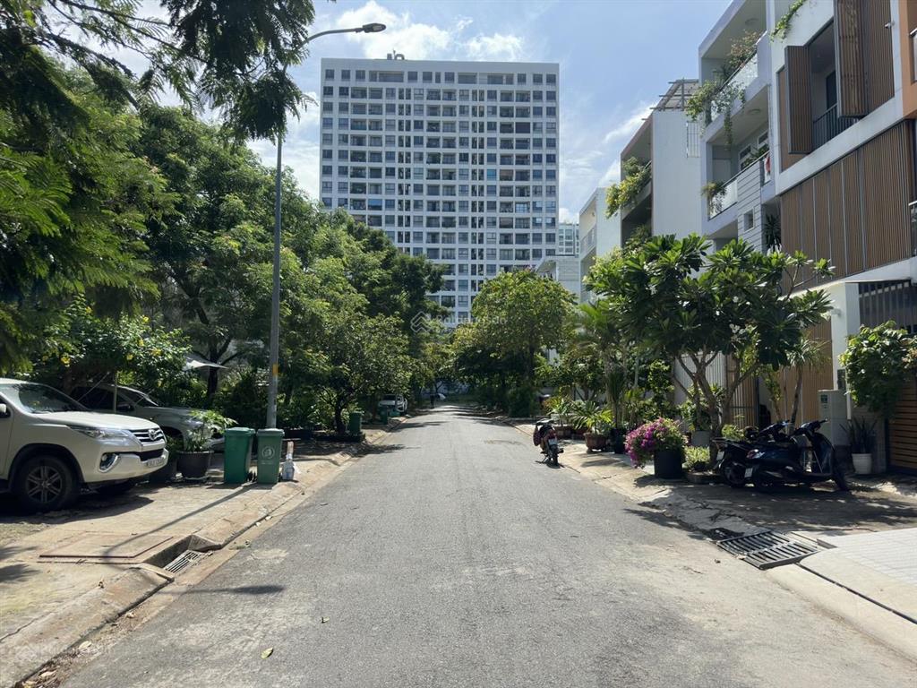 Bán gấp căn nhà phố có hầm view công viên kdc sadeco phước kiển a, giá 13,7tỷ