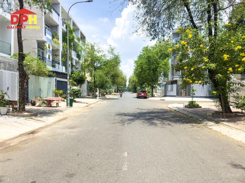 Bán gấp lô đất góc hai mặt tiền đường số 6 kdc sadeco phước kiển a, giá 12 tỷ