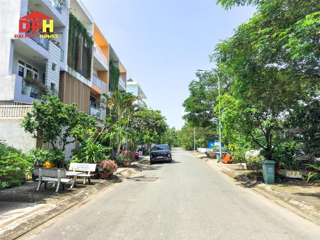 Cần tiền bán gấp! nhà phố có hầm, view công viên kdc sadeco phước kiển a, xã nhà bè!