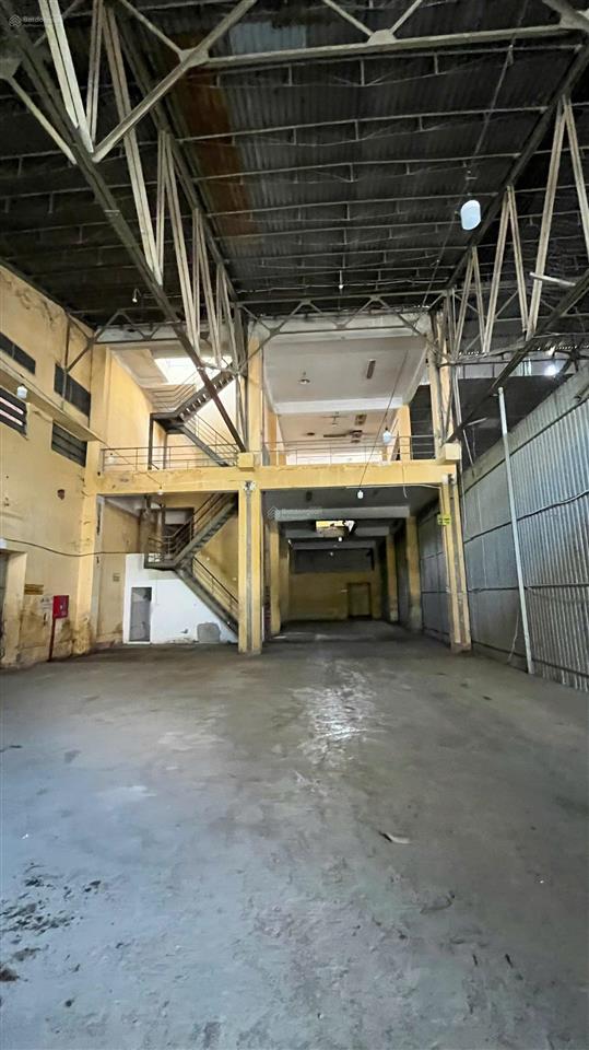 Cho thuê kho xưởng 550m2 lạc long quân, đường xe công, có pccc