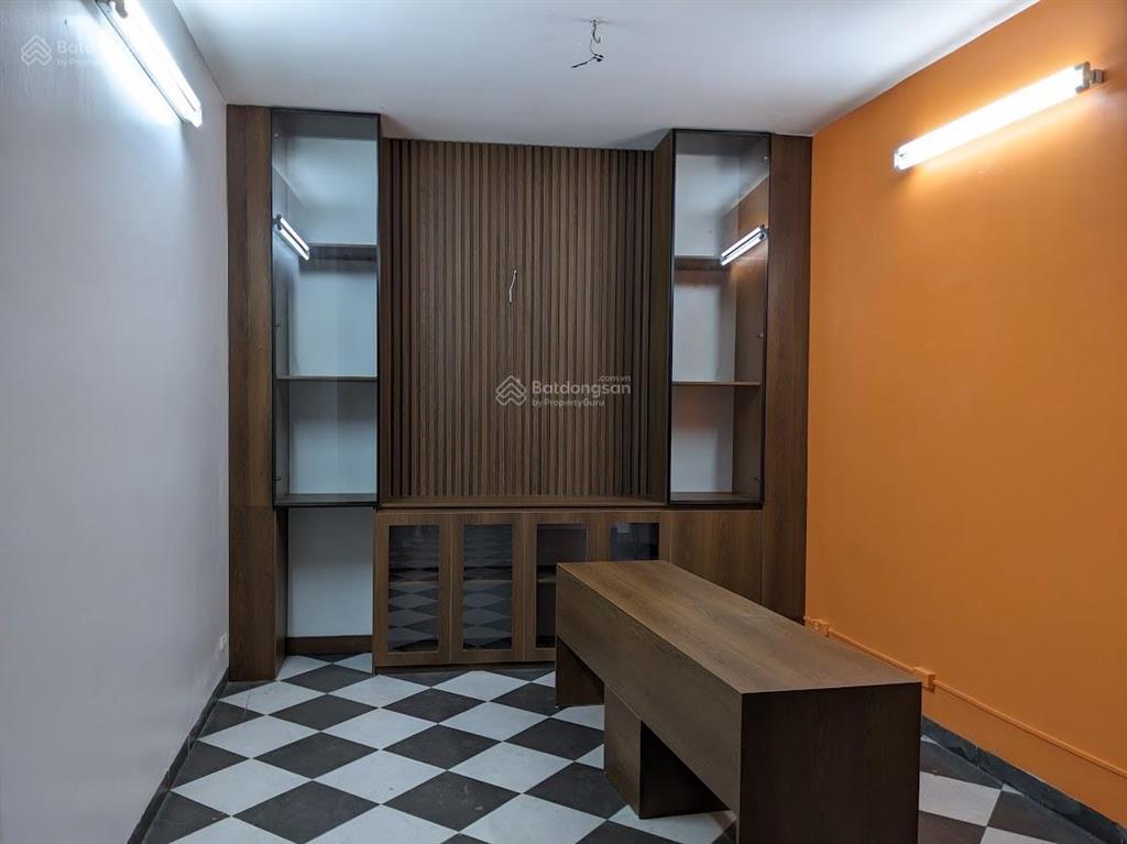 Cho thuê tầng 1 làm văn phòng 35m2, vỉa hè rộng 4m, ô tô đỗ cửa tại hoàng mai