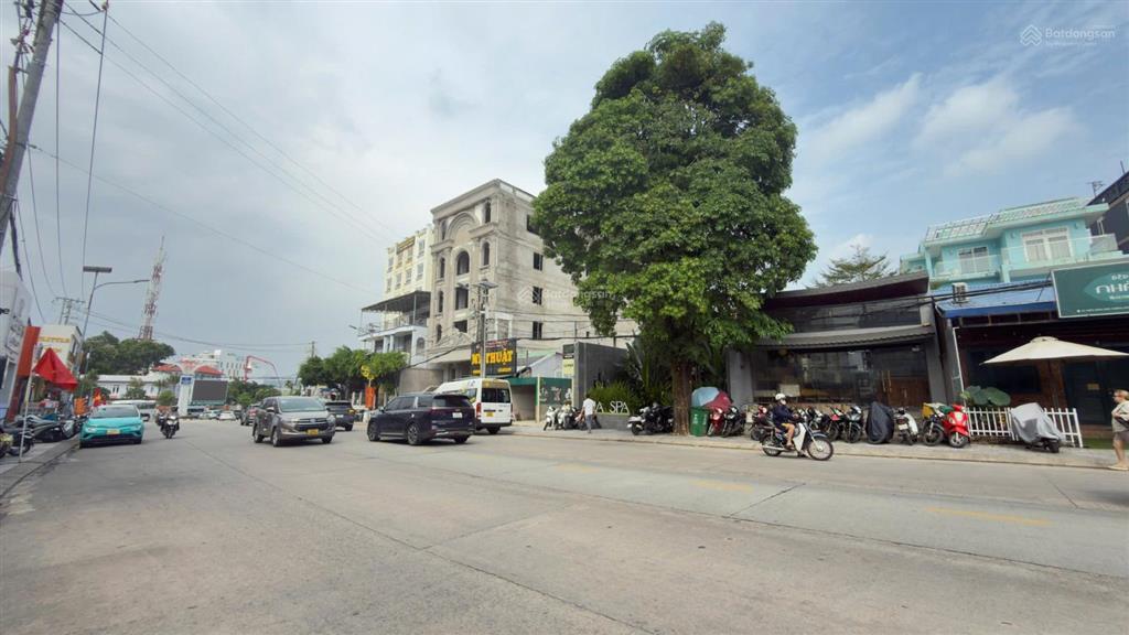 Bán 200m2 mặt tiền trần hưng đạo cách chợ đêm 100m, mt 7.25m 121m2 thổ cư sản phẩm khan hiếm