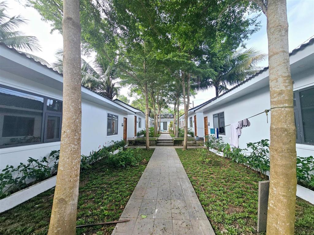 Bán resort 1.000m2 mặt tiền cửa lấp suối mây, 400m thổ cư, 13 bungalow, dòng tiền 70tr/tháng