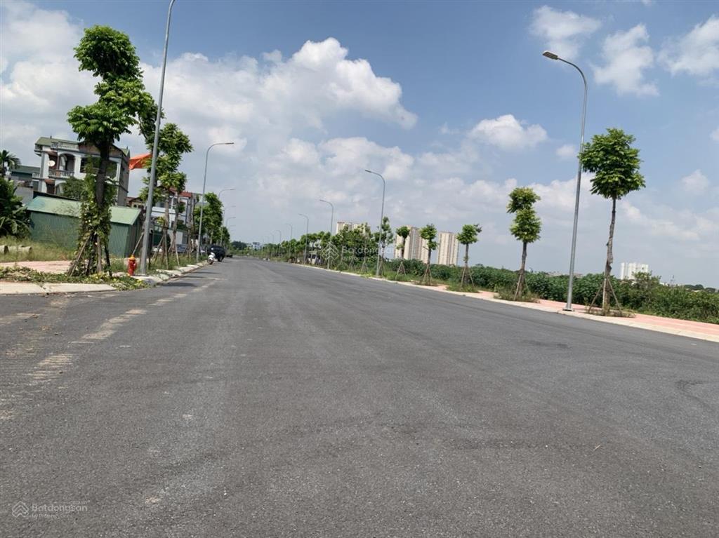 Bán đất đấu giá cự khối dãy tt1 trục đường 25m view hồ điều hòa cự khối đang làm, đất 2 mặt đường