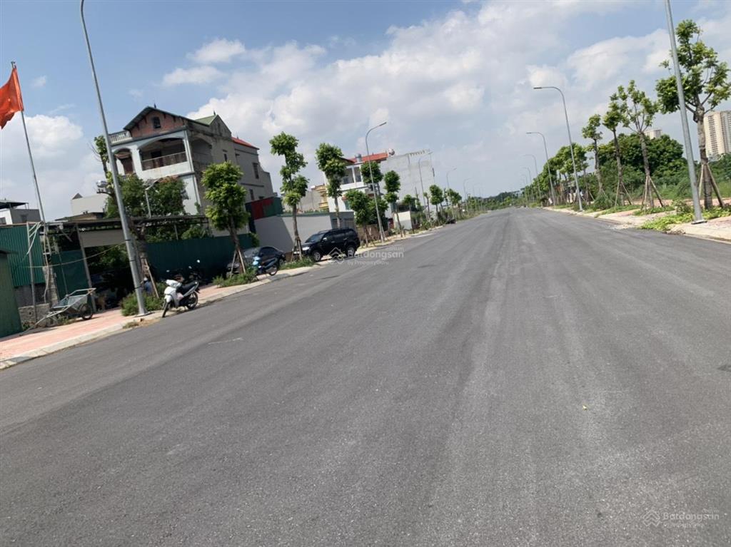 Bán đất đấu giá cự khối dãy tt1 trục đường 25m view hồ điều hòa cự khối đang làm, đất 2 mặt đường