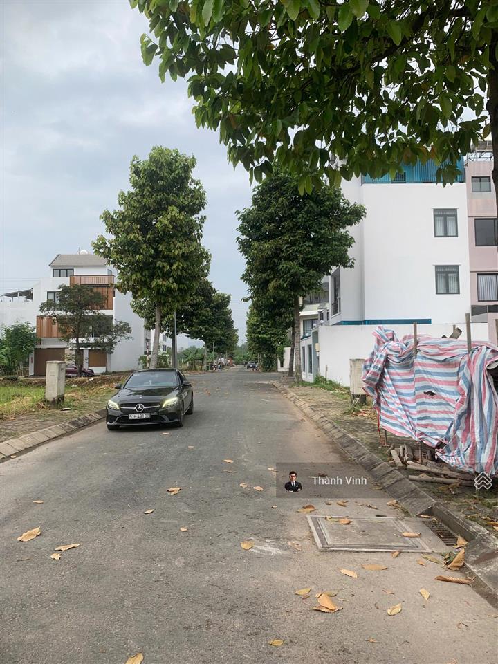 Cần bán nhanh nền đất btsl kdc nam phan quận 9,nền đẹp không vướng cột đèn,cống, giá chỉ 90tr/m2.