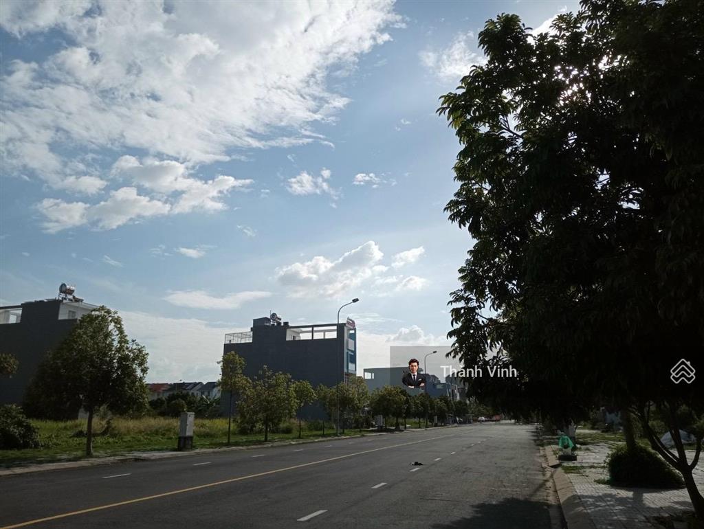 Bán nhanh nền đất 100m2 giá chỉ 8,4 tỷ,hướng đông nam nền đẹp không hố ga tủ điện,giá chính chủ bán