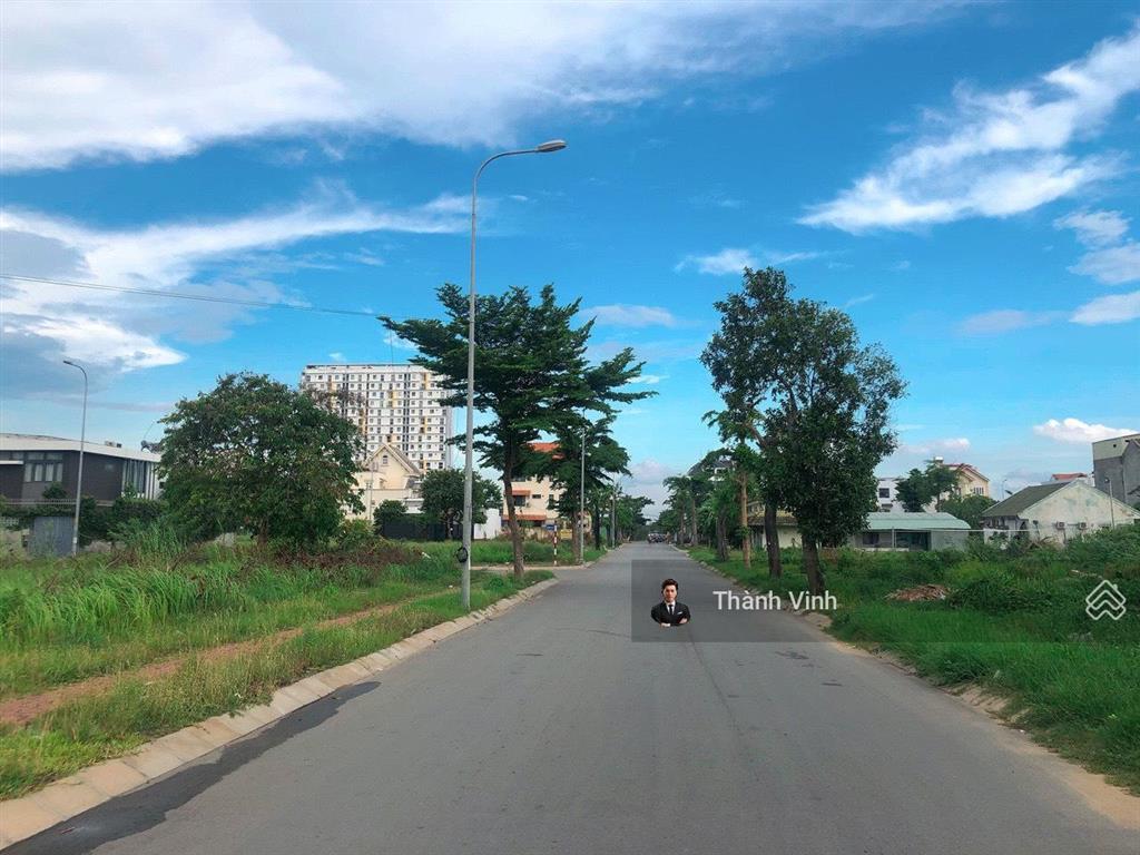Cần bán gấp nền 10m x 20m đường d6 rộng 16m thông thẳng liên phường,giá chỉ 76 triệu/m2 rẻ nhất khu
