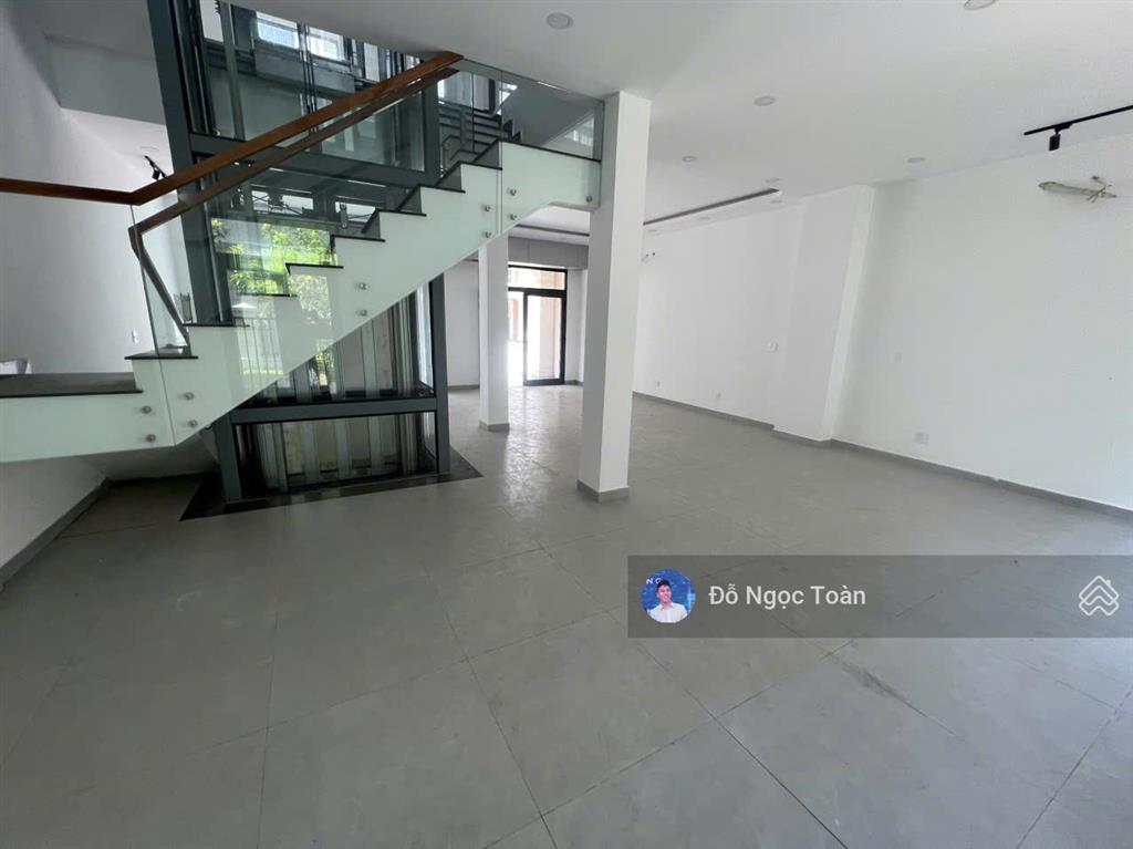 Cho thuê nhà phố 144m² tại vinhomes grand park, có thang máy, có máy lạnh