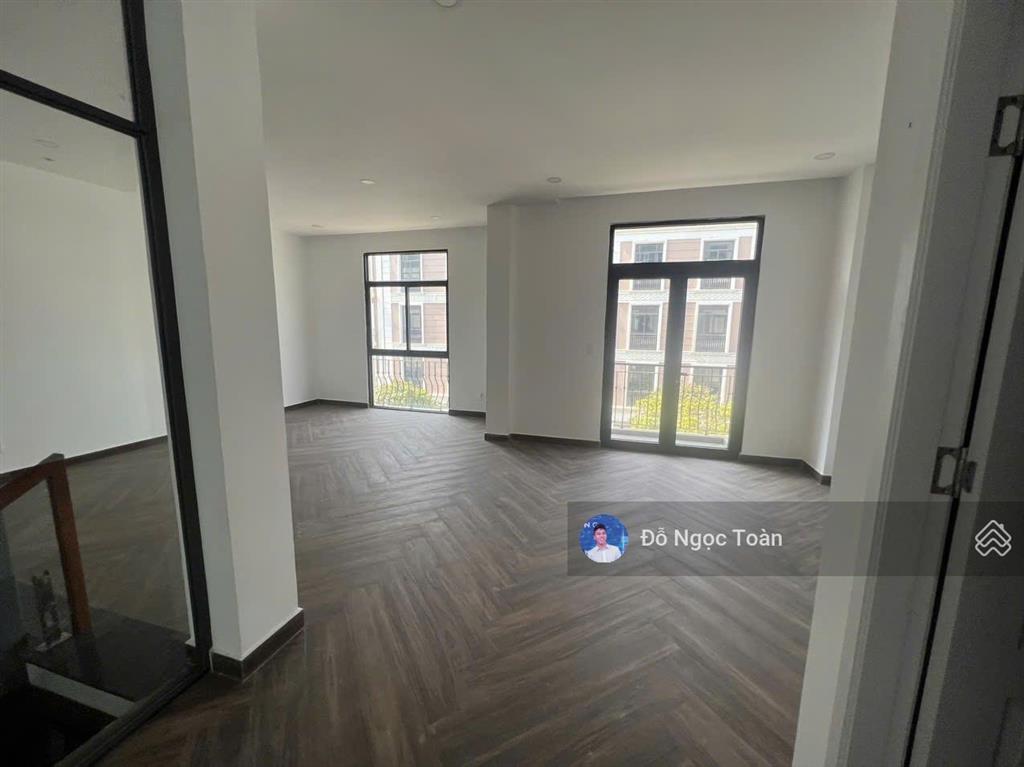 Cho thuê nhà phố 144m² tại vinhomes grand park, có thang máy, có máy lạnh