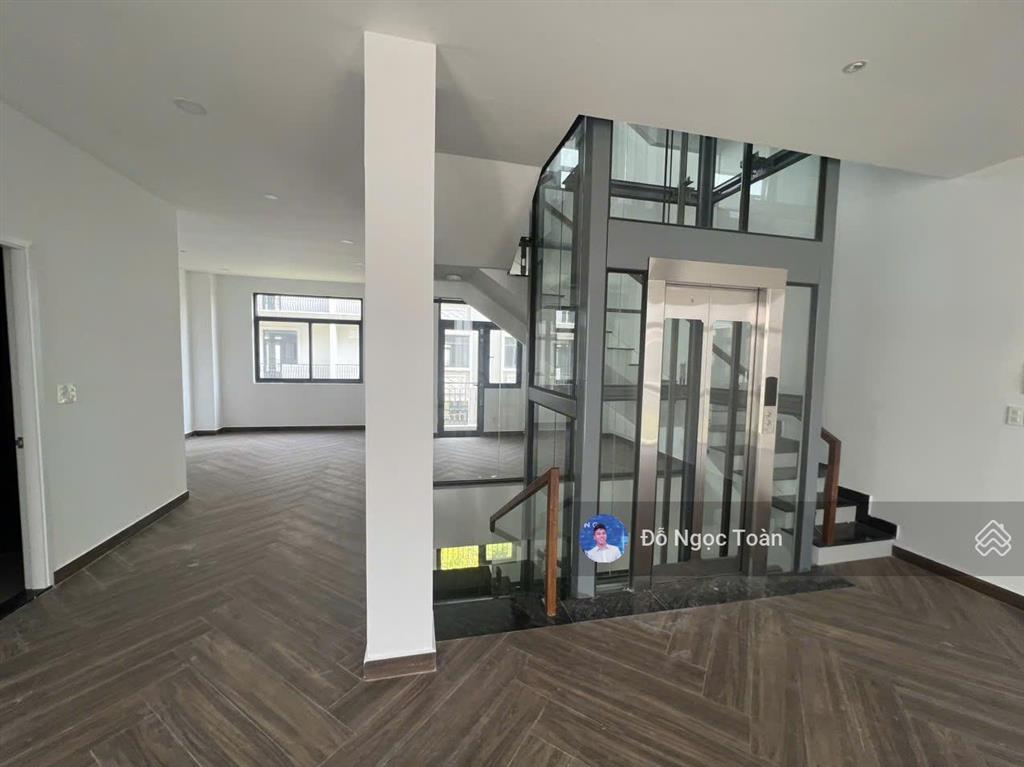 Cho thuê nhà phố 144m² tại vinhomes grand park, có thang máy, có máy lạnh