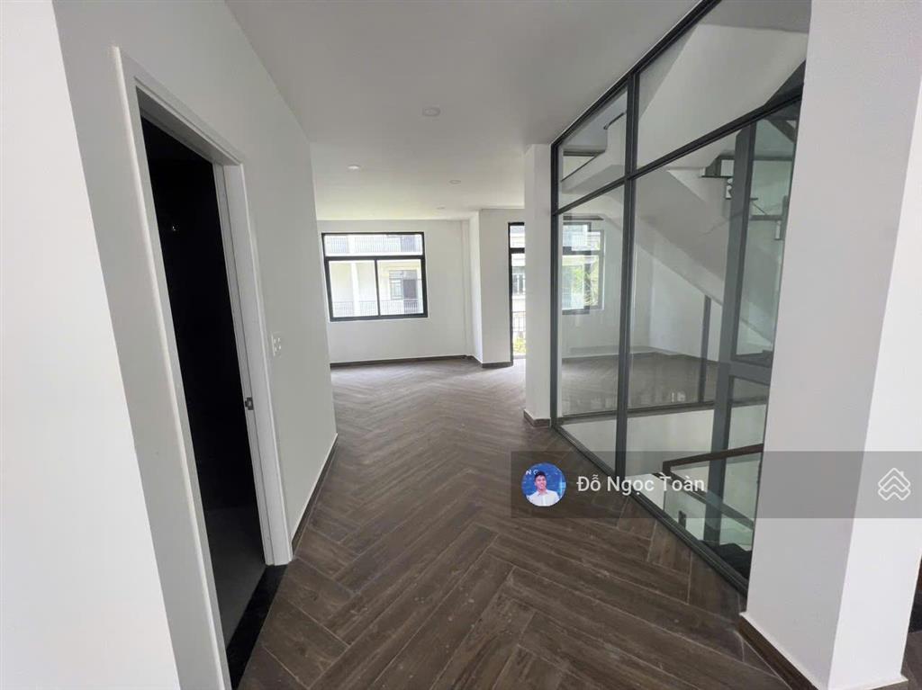 Cho thuê nhà phố 144m² tại vinhomes grand park, có thang máy, có máy lạnh