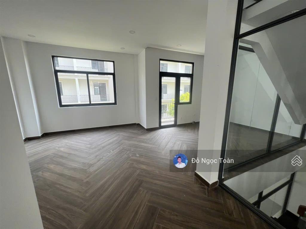 Cho thuê nhà phố 144m² tại vinhomes grand park, có thang máy, có máy lạnh