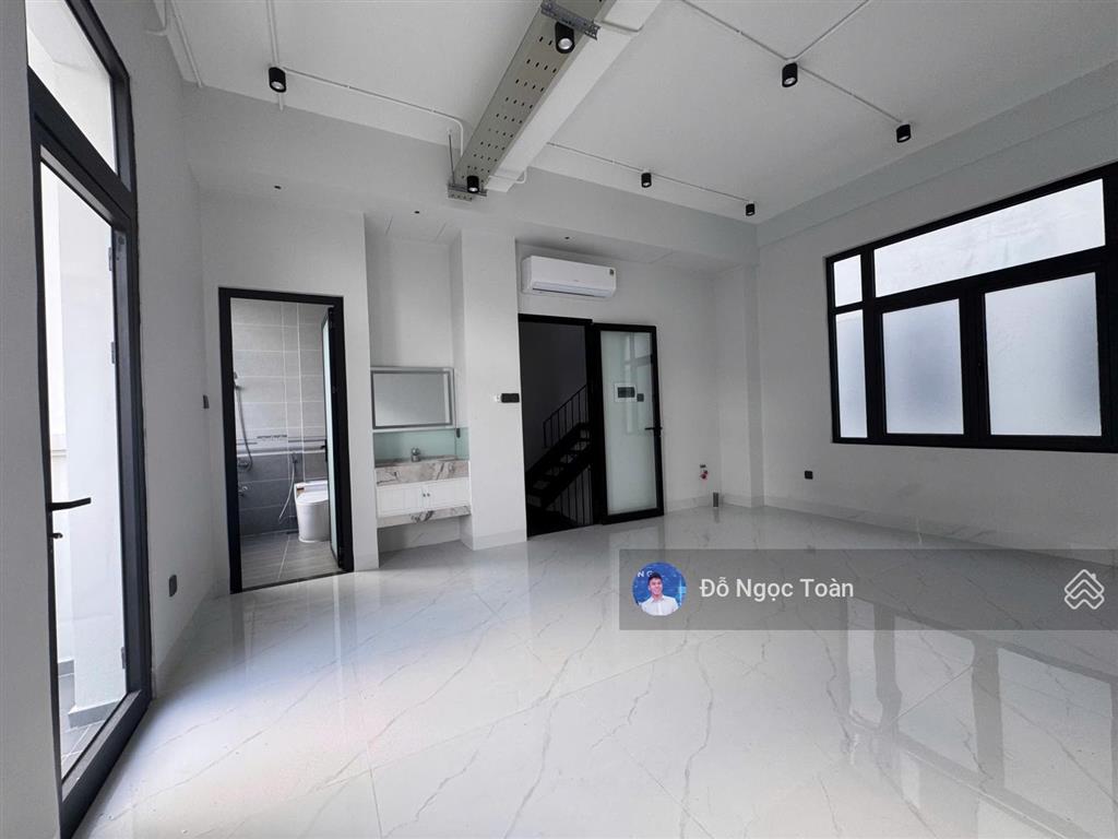 Cho thuê nhà phố 5 tầng, có thang máy, máy lạnh tại vinhomes grand park
