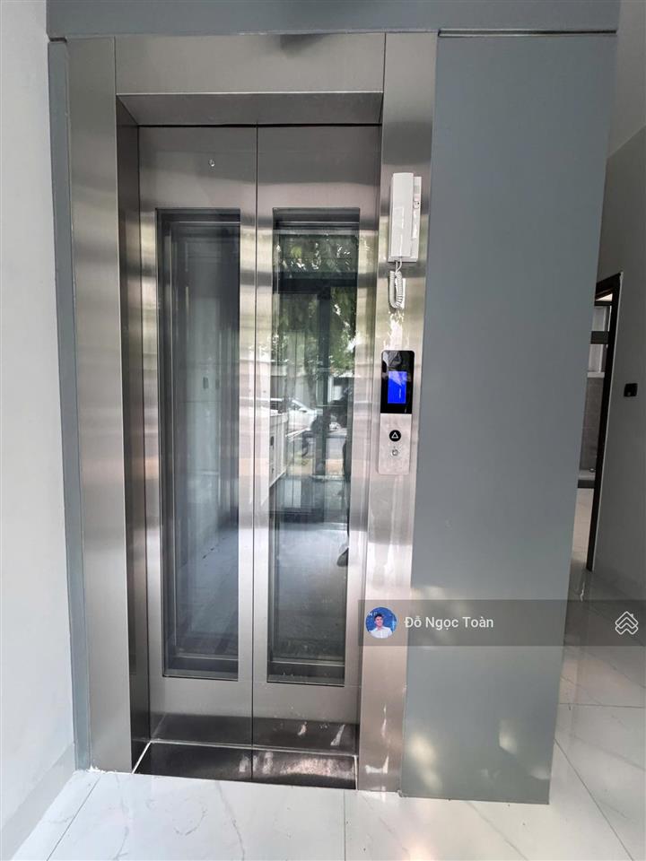 Cho thuê nhà phố 5 tầng, có thang máy, máy lạnh tại vinhomes grand park