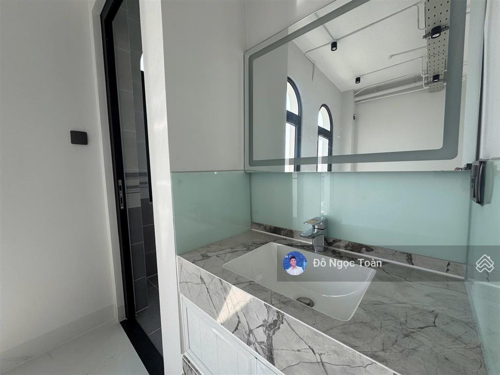 Cho thuê nhà phố 5 tầng, có thang máy, máy lạnh tại vinhomes grand park