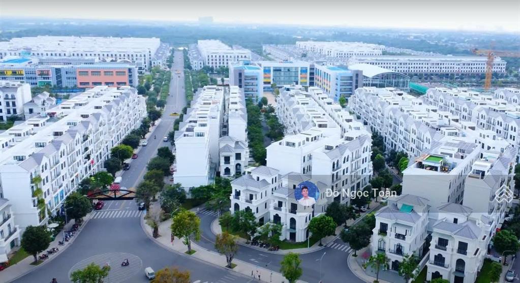 Cho thuê nhà phố 5 tầng, có thang máy, máy lạnh tại vinhomes grand park