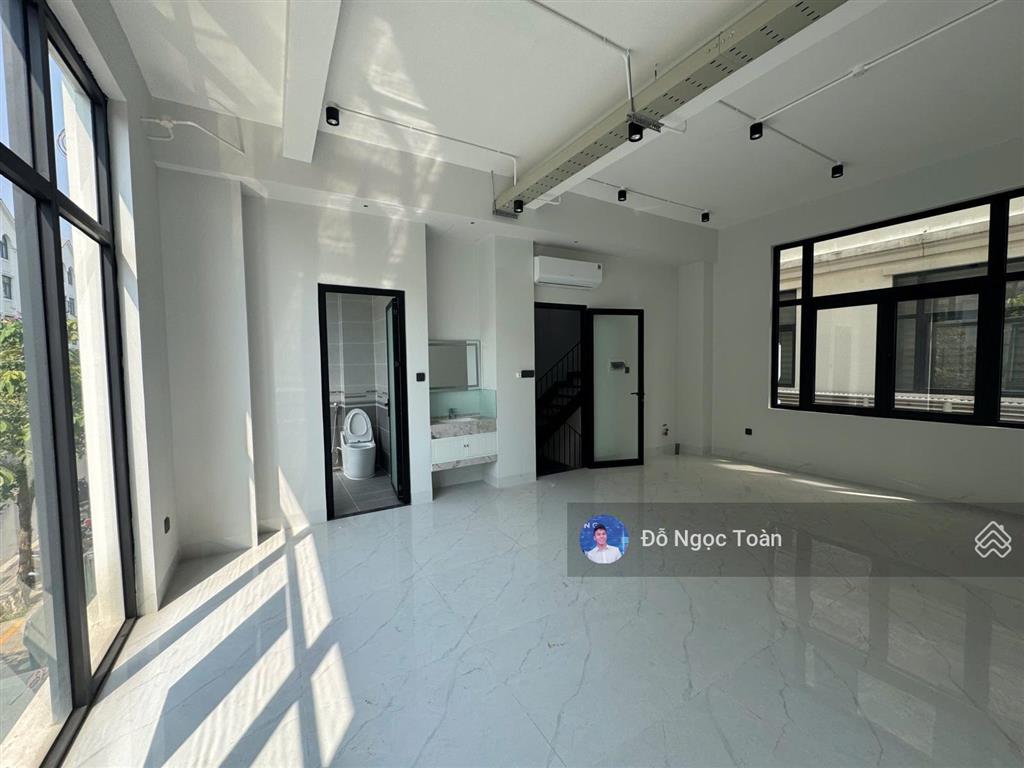 Cho thuê nhà phố 5 tầng, có thang máy, máy lạnh tại vinhomes grand park