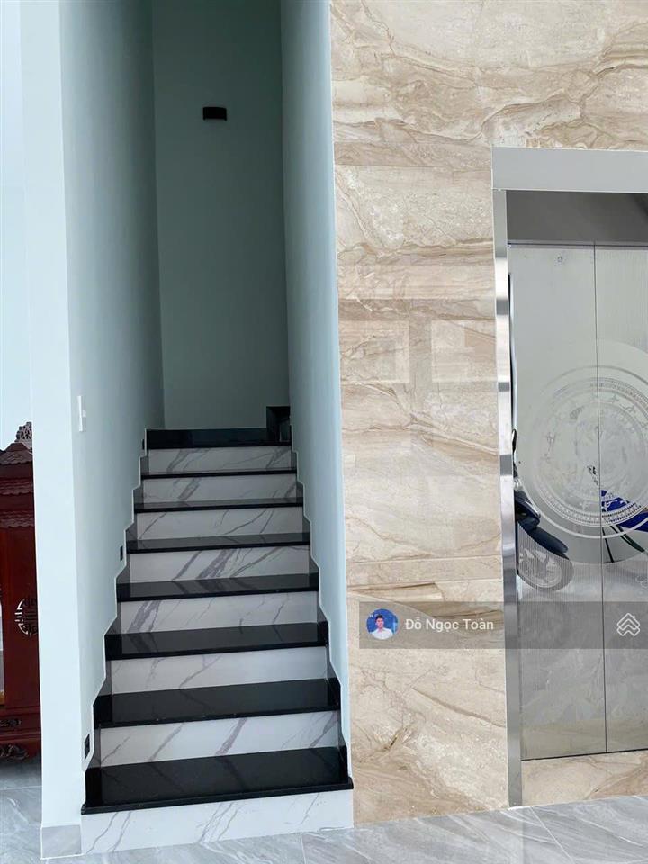 Cho thuê biệt thự 200m2, có đầy đủ thang máy, máy lạnh, bếp, ngăn phòng... tại vinhomes quận 9