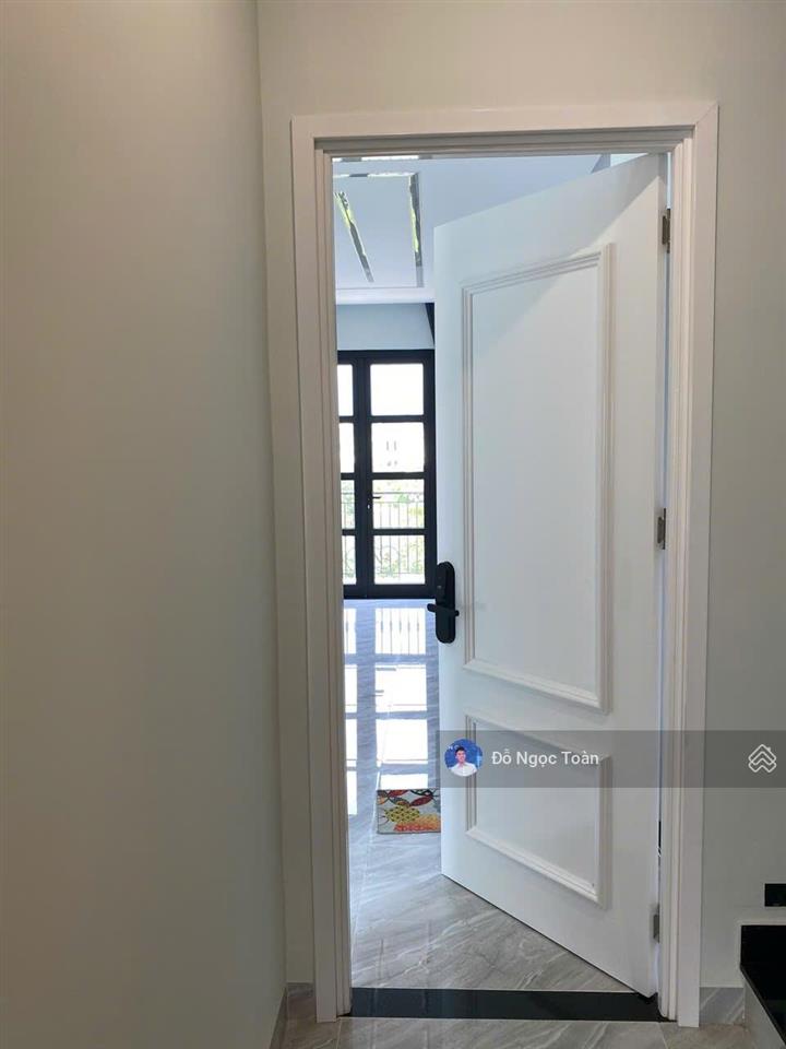 Cho thuê biệt thự 200m2, có đầy đủ thang máy, máy lạnh, bếp, ngăn phòng... tại vinhomes quận 9
