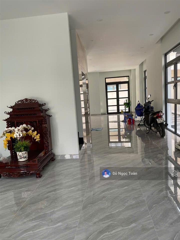 Cho thuê biệt thự 200m2, có đầy đủ thang máy, máy lạnh, bếp, ngăn phòng... tại vinhomes quận 9