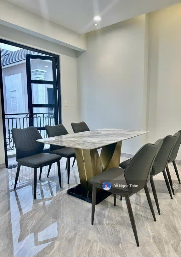 Cho thuê biệt thự 200m2, có đầy đủ thang máy, máy lạnh, bếp, ngăn phòng... tại vinhomes quận 9